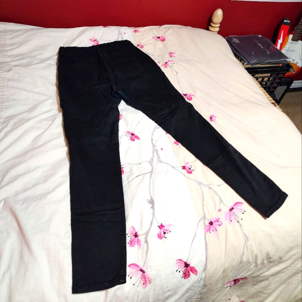 FASHION NOVA PLUS SIZE RIPPED JEANS - Picture 2 of 2